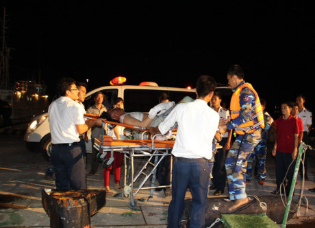 Vụ nổ tàu cá ở Phú Quốc: Tìm thấy 2 thi thể - Ảnh 1 Vu no tau ca o Phu Quoc: Tim thay 2 thi the - Anh 1