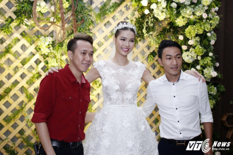 Ngọc Trinh đội mưa, diện Ngoc Trinh doi mua, dien