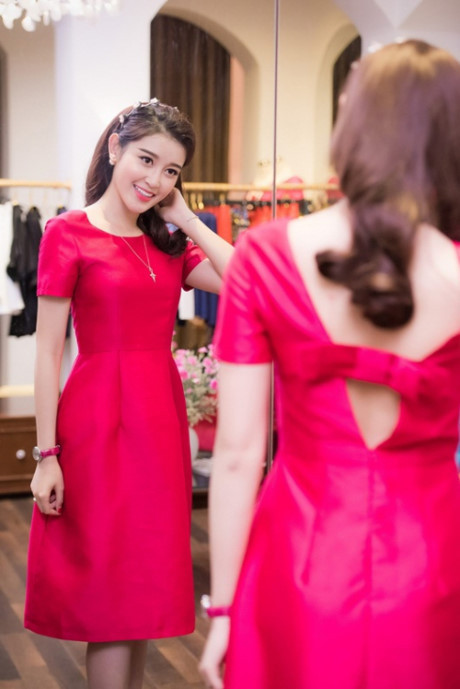 Huyền My lên ngôi sao mặc đẹp nhất tuần với phong cách nữ tính - Ảnh 1 Huyen My len ngoi sao mac dep nhat tuan voi phong cach nu tinh - Anh 1