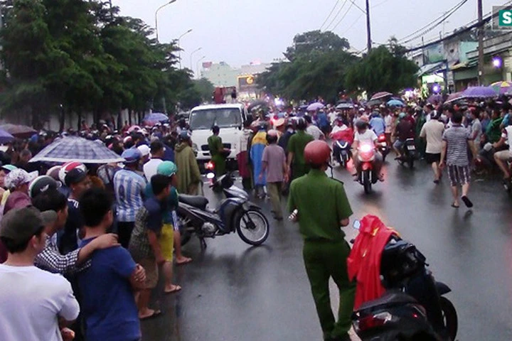 Ngã ra đường, hai nữ công nhân bị xe cán chết thương tâm