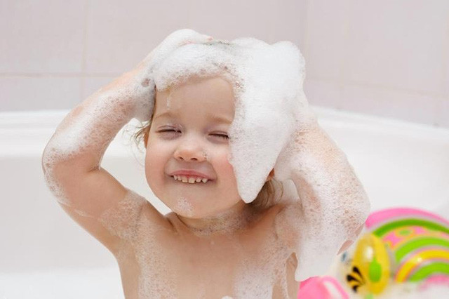 Vì sao bé cần vệ sinh thân thể thường xuyên vào mùa hè? ảnh 1 Vì sao bé cần vệ sinh thân thể thường xuyên vào mùa hè? ảnh 1