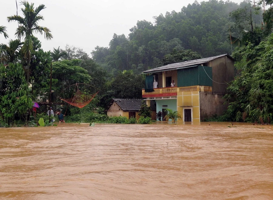 Yên Bái “tê liệt” do mưa lớn gây ngập trên 2 mét