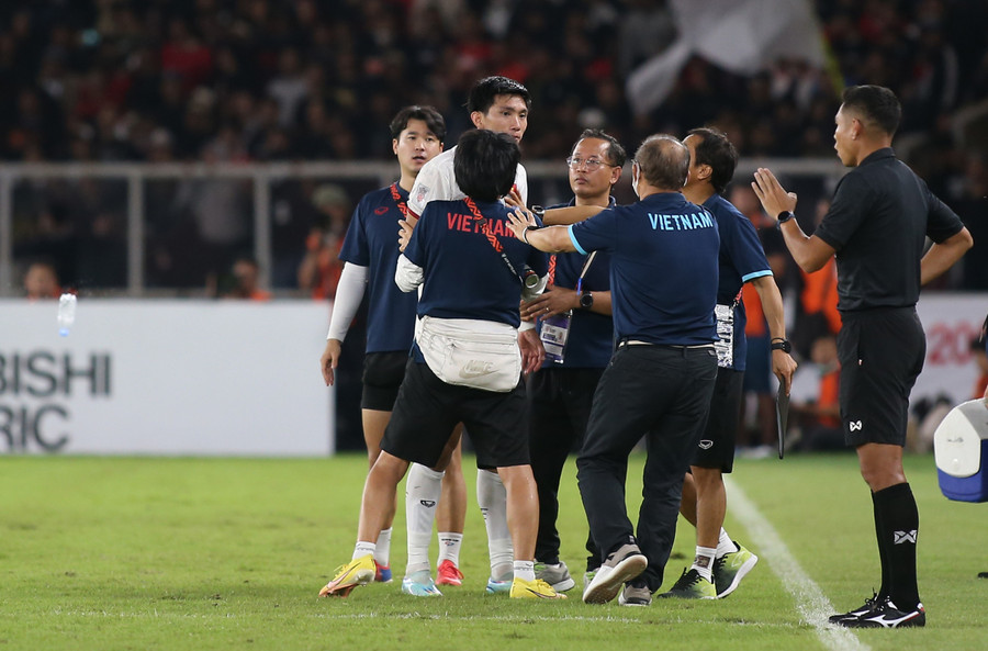 Ban huấn luyện can ngăn Văn Hậu tìm trọng tài sau trận Việt Nam hòa Indonesia 0-0 ở lượt đi bán kết AFF Cup 2022. Ban huấn luyện can ngăn Văn Hậu tìm trọng tài sau trận Việt Nam hòa Indonesia 0-0 ở lượt đi bán kết AFF Cup 2022.
