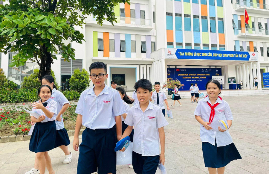 Học sinh vui vẻ, phấn khởi sau kỳ khảo sát. (Ảnh: Lan Nhi) Học sinh vui vẻ, phấn khởi sau kỳ khảo sát. (Ảnh: Lan Nhi)