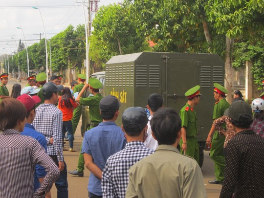 Gia đình bị cáo gấy rối vì tòa hoãn xét xử nhiều lần ảnh 1 Lực lượng công an được huy động để bảo vệ xe chở các bị cáo