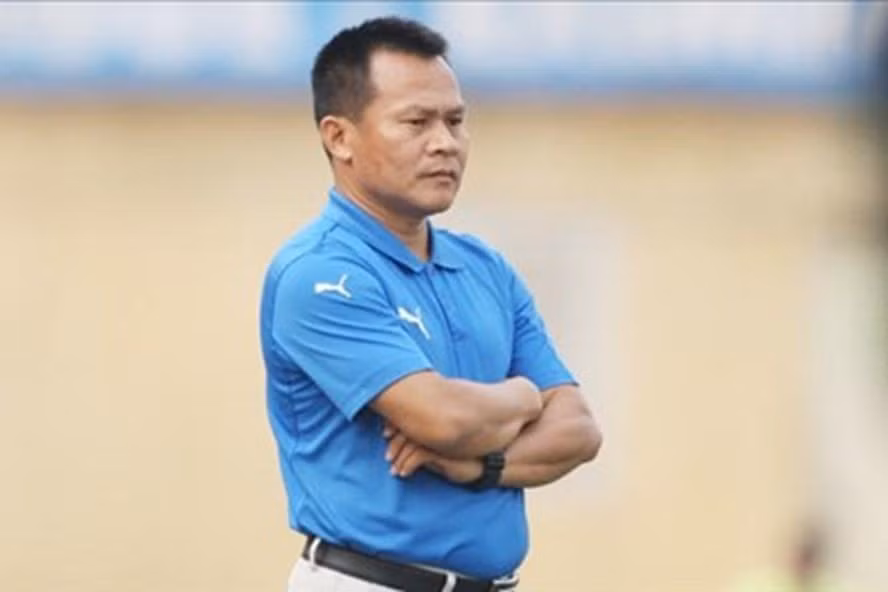 Huấn luyện viên Lư Đình Tuấn dẫn dắt Bình Dương kể từ vòng 10 V.League 2022.