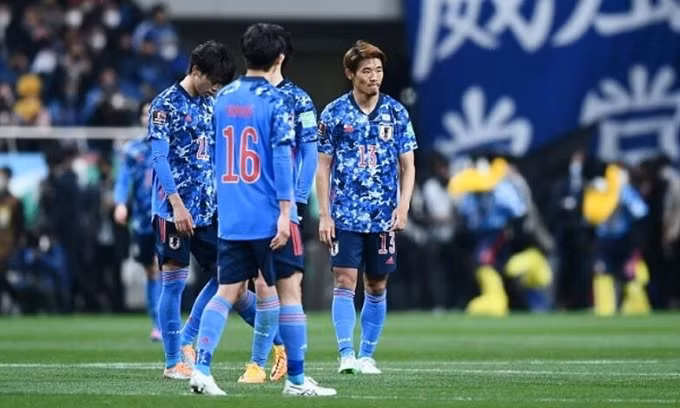 Cầu thủ Nhật Bản thất vọng khi chỉ hoà Việt Nam ở lượt cuối.