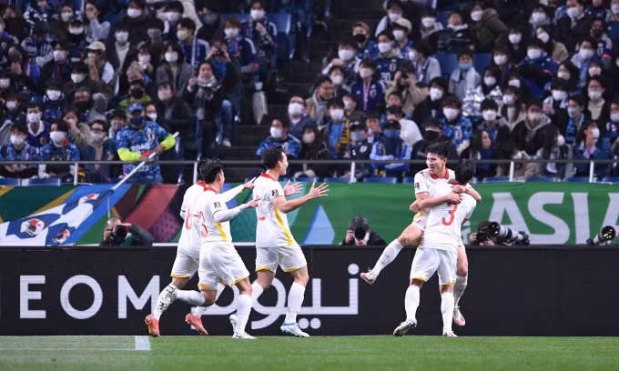 Cầu thủ Việt Nam mừng bàn thắng của Thanh Bình vào lưới Nhật Bản.