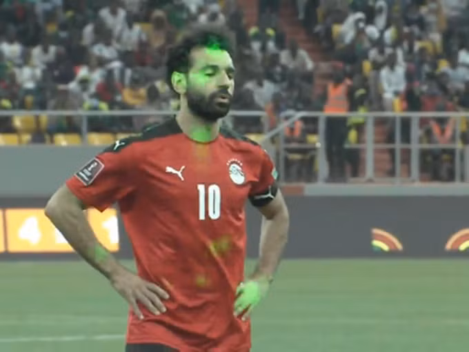 Salah bị cổ động viên Senegal chiếu tia laser vào mặt trước khi đá luân lưu.