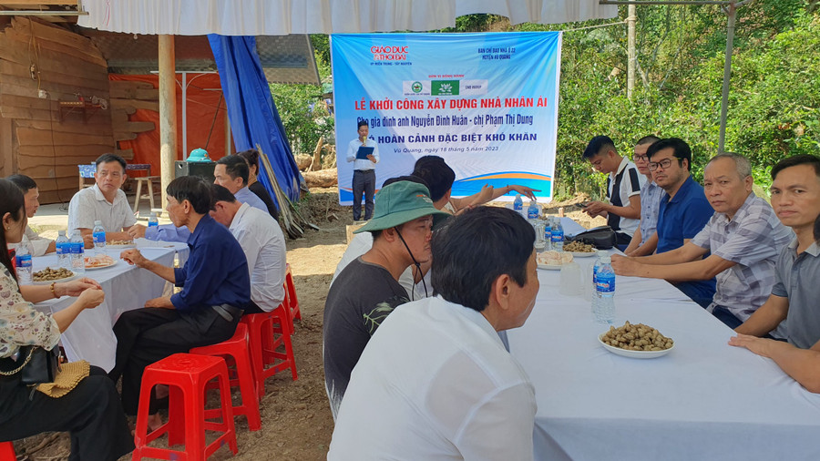 Buổi lễ khởi công xây dựng nhà nhân ái cho gia đình anh Nguyễn Đình Huân. (Ảnh: T.H).