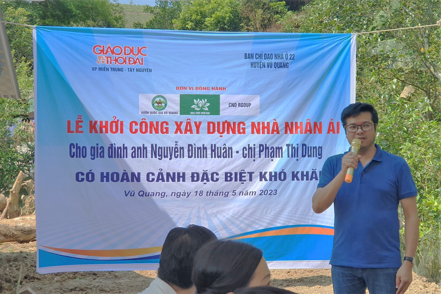 Nhà báo Nguyễn Văn Dũng - Trưởng VP đại diện Báo GD&amp;TĐ khu vực MT-TN phát biểu tại Lễ khởi công. (Ảnh: T.H).