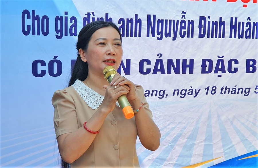 Bà Phan Hồng Yến - Phó Chủ tịch UBND huyện Vũ Quang phát biểu tại Lễ khởi công. (Ảnh: T.H).