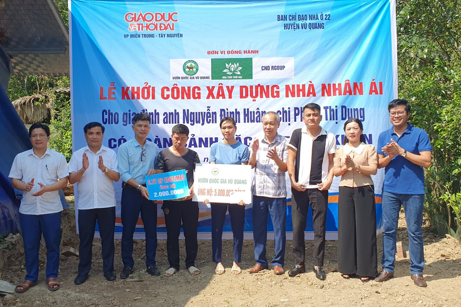 Đại diện các nhà tài trợ cùng chính quyền địa phương trao bảng tài trợ biểu trưng cho gia đình anh Huân. (Ảnh: T.H).