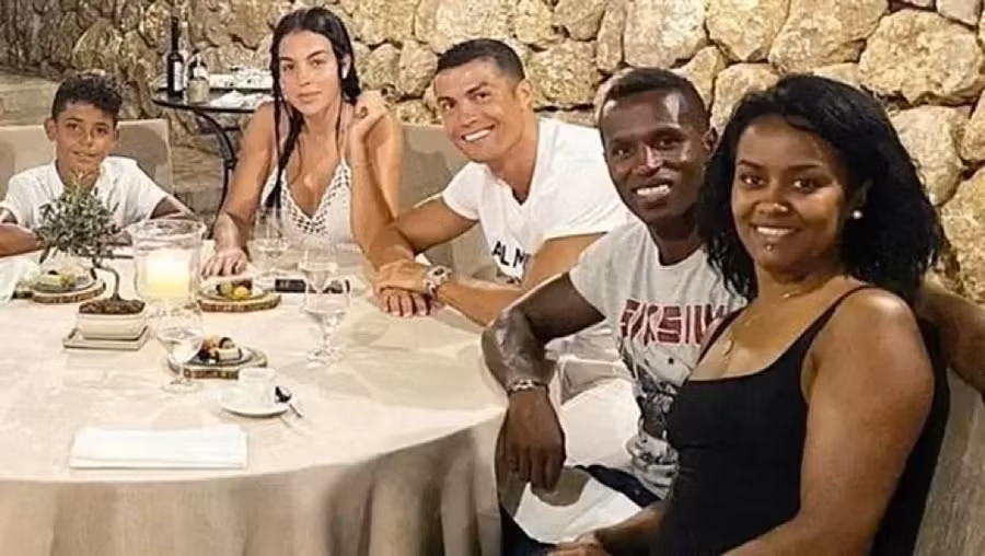 Ronaldo chia sẻ hình ảnh cùng bạn gái ăn tối với gia đình bạn thân Jose Semedo.