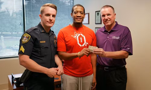 "mua tien" tren cao toc, tai xe lao ra hoi cua hinh anh 2