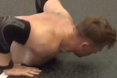 Kinh ngạc người đàn ông làm động tác đốt mỡ burpee liên tục...12 tiếng đồng hồ