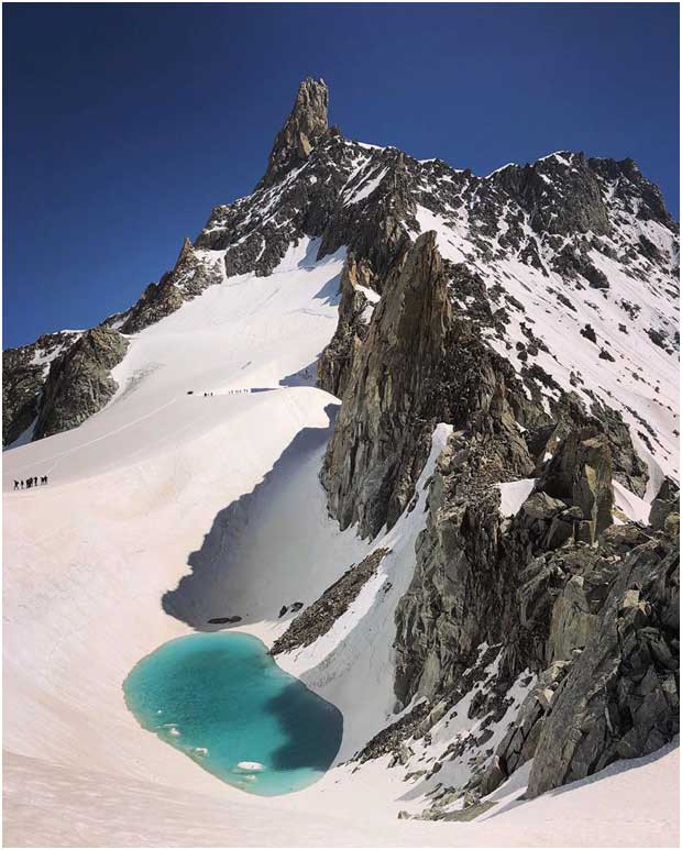 Hồ nước nằm trên dãy núi Alps.