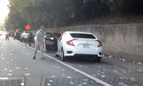 "mua tien" tren cao toc, tai xe lao ra hoi cua hinh anh 1