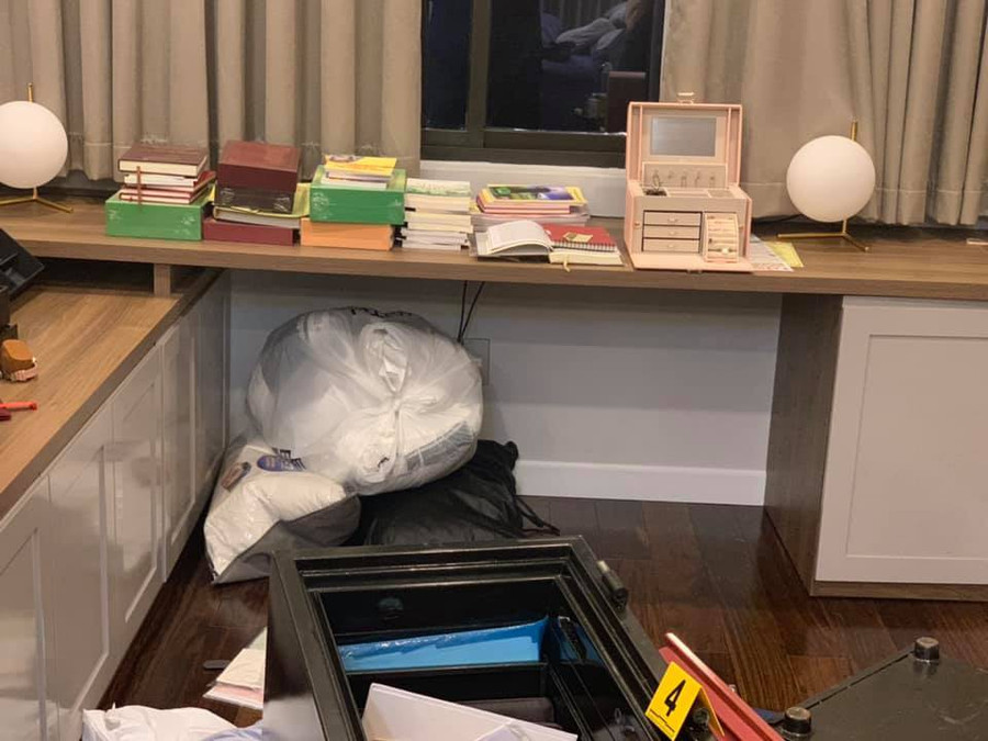 Cận cảnh khám nghiệm hiện trường vụ trộm hơn 5 tỷ đồng trong biệt thự ca sĩ Nhật Kim Anh ảnh 2 Cận cảnh khám nghiệm hiện trường vụ trộm hơn 5 tỷ đồng trong căn biệt thự của ca sĩ Nhật Kim Anh-2