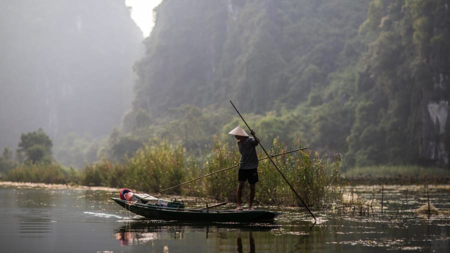 Tam Cốc: Tràng An nổi tiếng với Tam Cốc, nghĩa là "ba hang". 3 hang động gồm: Hang Cả, Hang Hai và Hang Ba - đều có thể được du khách ghé thăm trong cùng một tour chèo thuyền bắt đầu từ làng Văn Lâm. Tam Cốc: Tràng An nổi tiếng với Tam Cốc, nghĩa là "ba hang". 3 hang động gồm: Hang Cả, Hang Hai và Hang Ba - đều có thể được du khách ghé thăm trong cùng một tour chèo thuyền bắt đầu từ làng Văn Lâm.