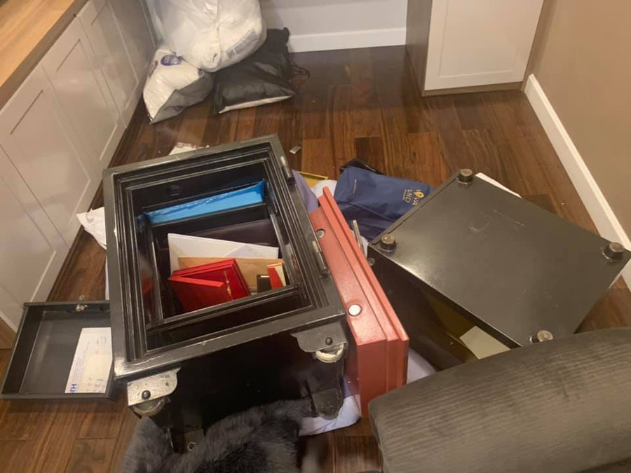 Cận cảnh khám nghiệm hiện trường vụ trộm hơn 5 tỷ đồng trong biệt thự ca sĩ Nhật Kim Anh ảnh 3 Cận cảnh khám nghiệm hiện trường vụ trộm hơn 5 tỷ đồng trong căn biệt thự của ca sĩ Nhật Kim Anh-3