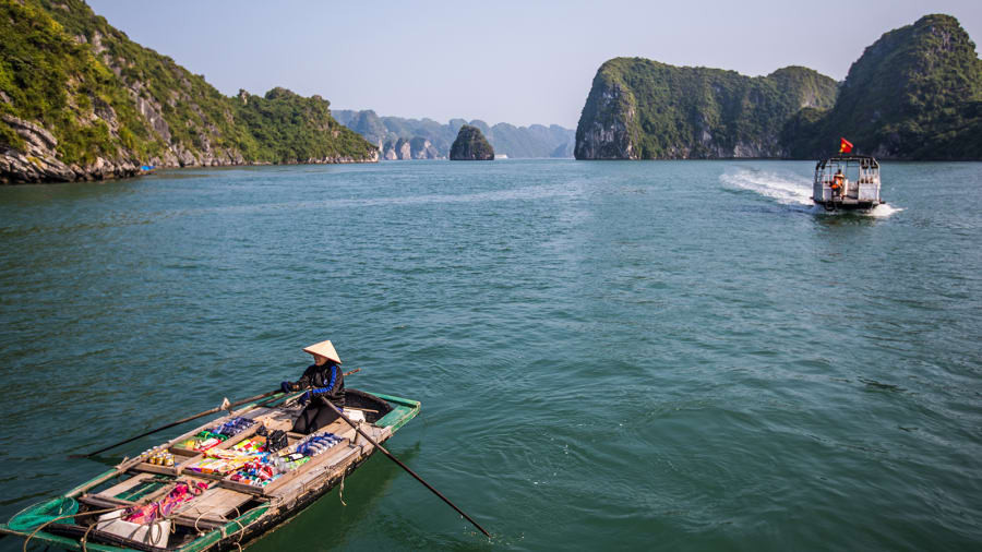 Vịnh Hạ Long: Vịnh Hạ Long có thể được biết đến với hàng nghìn đảo đá vôi. Bên cạnh đó, đây cũng là nơi có rất nhiều hang động. Theo thống kê, có ít nhất 59 hang động tại Hạ Long tính tới thời điểm hiện tại. Vịnh Hạ Long: Vịnh Hạ Long có thể được biết đến với hàng nghìn đảo đá vôi. Bên cạnh đó, đây cũng là nơi có rất nhiều hang động. Theo thống kê, có ít nhất 59 hang động tại Hạ Long tính tới thời điểm hiện tại.