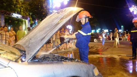 Ô tô bất ngờ bốc cháy giữa đường phố Đà Nẵng - Ảnh 2 O to bat ngo boc chay giua duong pho Da Nang - Anh 2