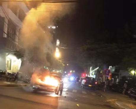 O to bat ngo boc chay giua duong pho Da Nang - Anh 1