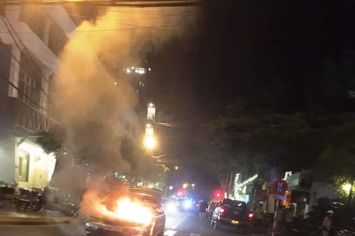 Ô tô bất ngờ bốc cháy giữa đường phố Đà Nẵng