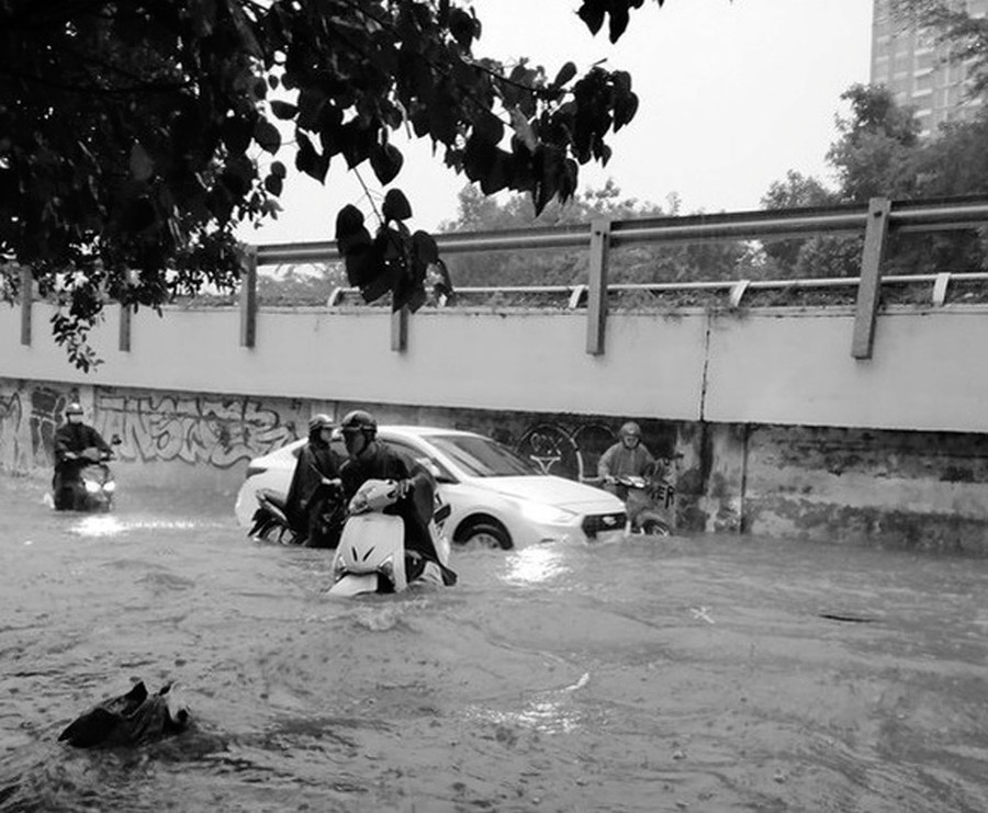 Đường Nguyễn Hữu Cảnh - “con đường đau khổ” cứ mưa là ngập. Ảnh: IT Đường Nguyễn Hữu Cảnh - “con đường đau khổ” cứ mưa là ngập. Ảnh: IT