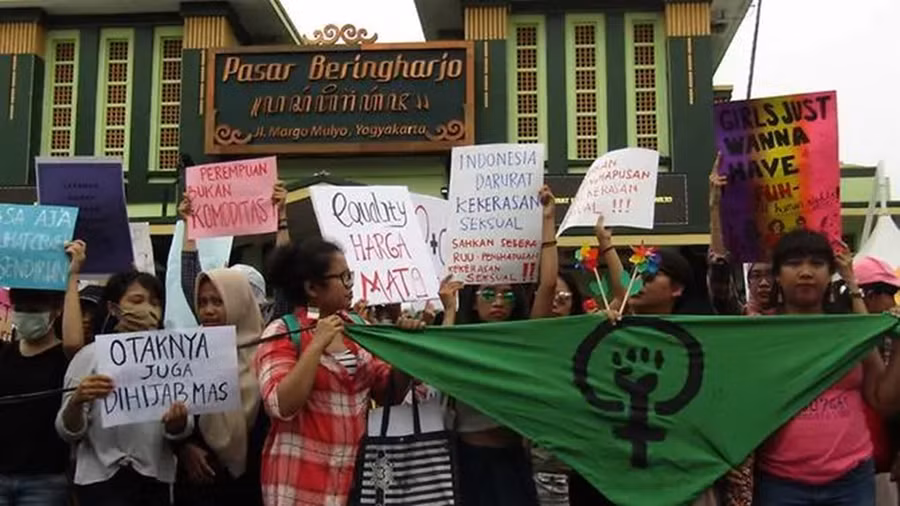 Người dân tại thành phố Yogyakarta (Indonesia) diễu hành phản đối nạn quấy rối tình dục.
