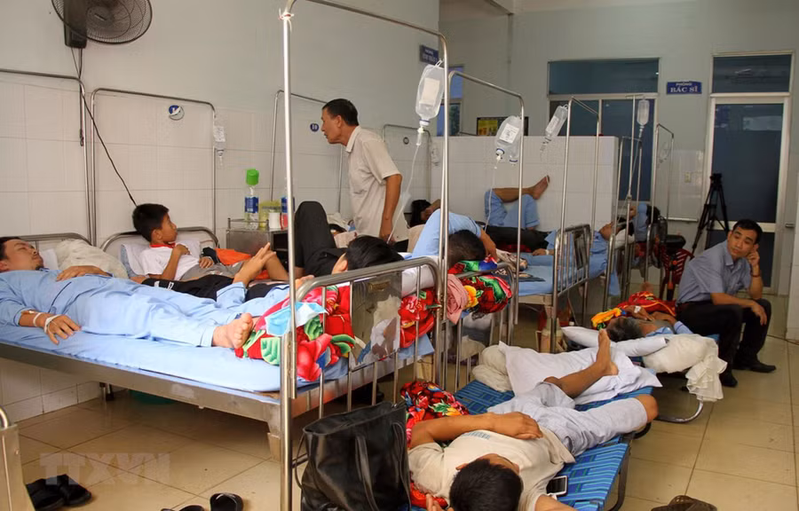 Bệnh nhân phải nằm ghép giường, giường xếp do quá tải.