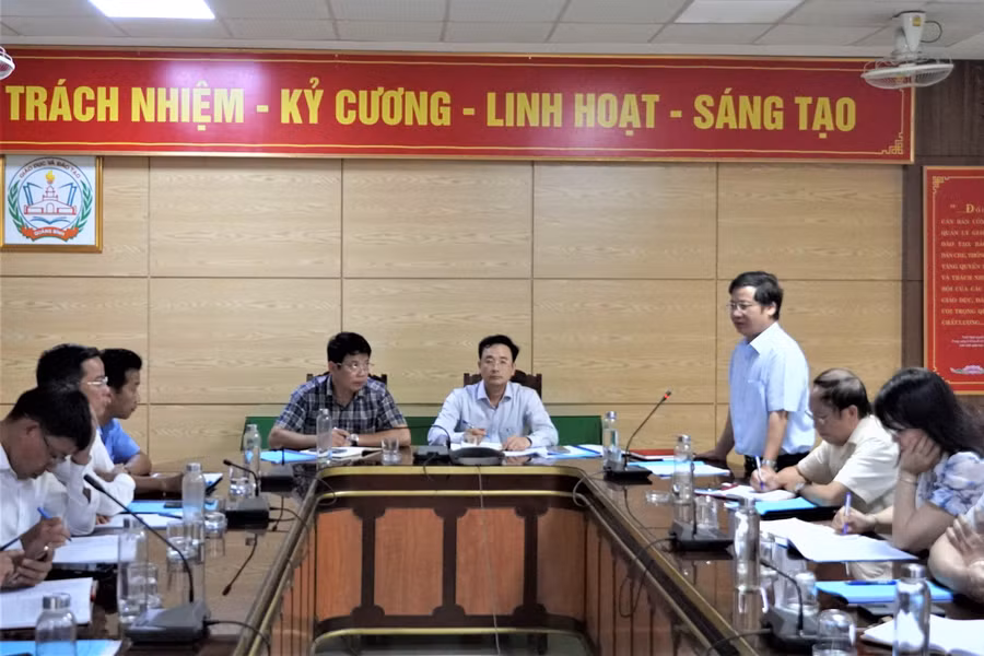 Trưởng Ban Tuyên giáo Tỉnh ủy Quảng Bình Cao Văn Định phát biểu tại cuộc họp.