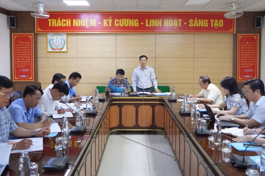 Ông Đặng Ngọc Tuấn, Sở GD&amp;ĐT tỉnh Quảng Bình phát biểu tại hội nghị.