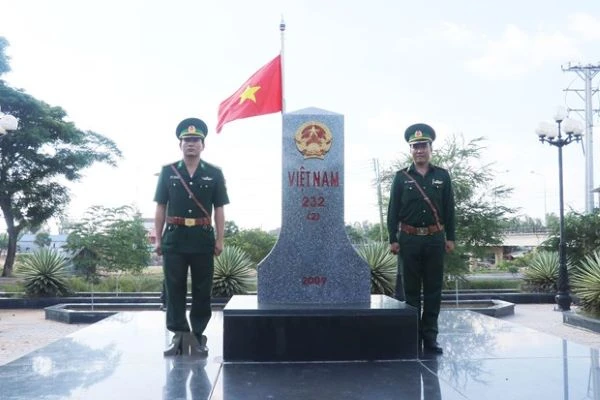 Cắm mốc 1.045km đường biên giới đất liền Việt Nam - Campuchia