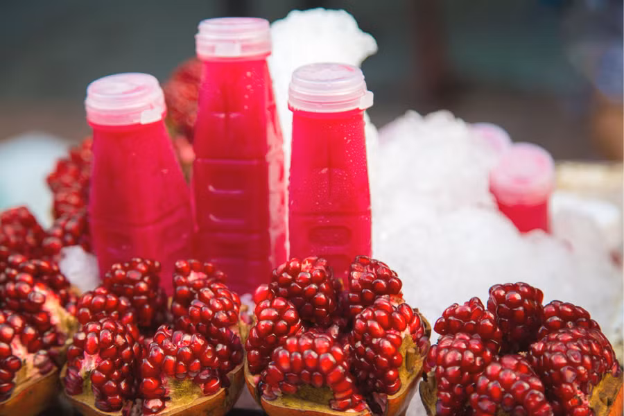 Hàm lượng chất chống oxy hóa cao trong nước ép lựu có thể giúp giảm huyết áp. Hàm lượng chất chống oxy hóa cao trong nước ép lựu có thể giúp giảm huyết áp.