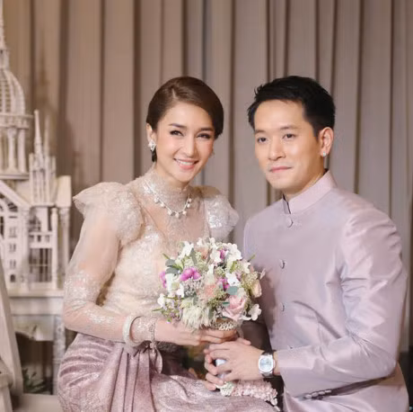 My nhan dep nhat nhi Thai Lan gay xon xao khi dien 6 bo vay trong ngay cuoi - Anh 1