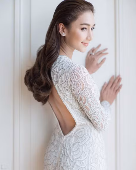 My nhan dep nhat nhi Thai Lan gay xon xao khi dien 6 bo vay trong ngay cuoi - Anh 15