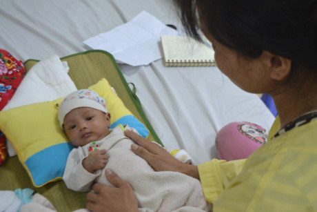 Con lâm bệnh nặng, người mẹ khốn khổ lúc chồng bỏ nhà biệt tích - Ảnh 1 Con lam benh nang, nguoi me khon kho luc chong bo nha biet tich - Anh 1