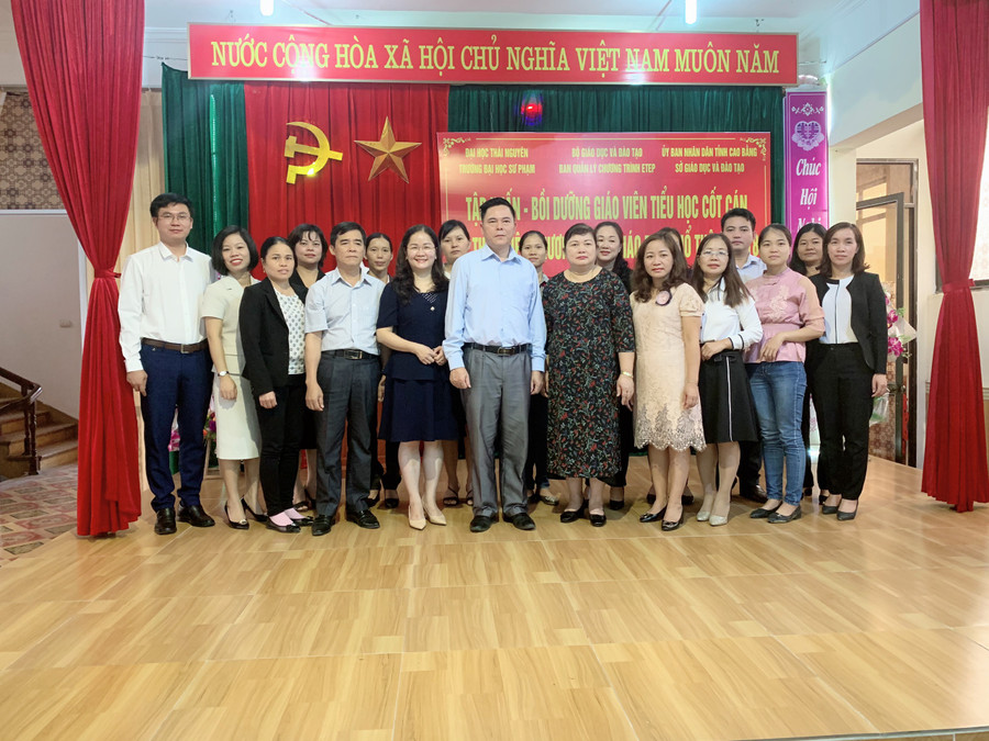 PGS.TS Nguyễn Thị Tính và ông Lục Văn Dương cùng các báo cáo viên, giáo viên cốt cán tại buổi khai mạc khóa tập huấn