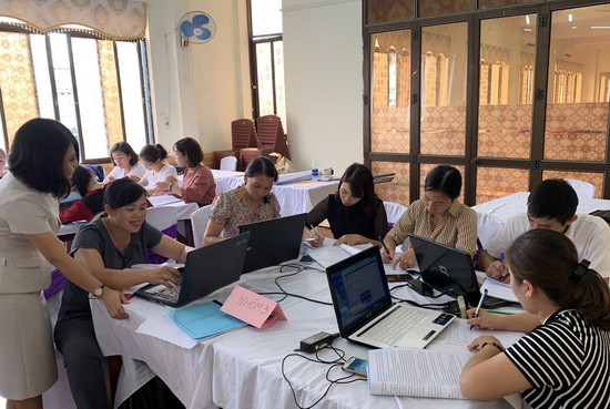 Giáo viên cốt cán nghiên cứu các nội dung tập huấn dưới sự hướng dẫn của báo cáo viên