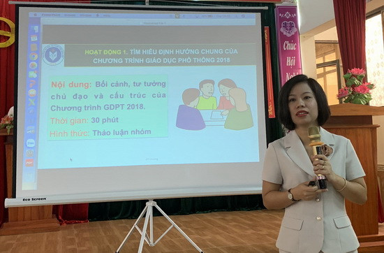 TS Lê Thị Thu Hương - Trưởng Khoa Giáo dục Tiểu học, Trường ĐH Sư phạm Thái Nguyên, báo cáo viên của khóa tập huấn giới thiệu những vấn đề chung của CTGDPT 2018