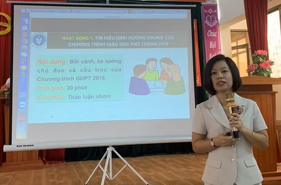 TS Lê Thị Thu Hương - Trưởng Khoa Giáo dục Tiểu học, Trường ĐH Sư phạm Thái Nguyên, báo cáo viên của khóa tập huấn giới thiệu những vấn đề chung của CTGDPT 2018