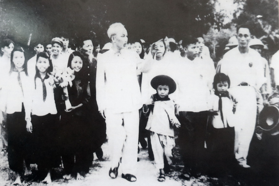 Bác Hồ với các cháu thiếu nhi Làng Sen Bác Hồ với các cháu thiếu nhi Làng Sen