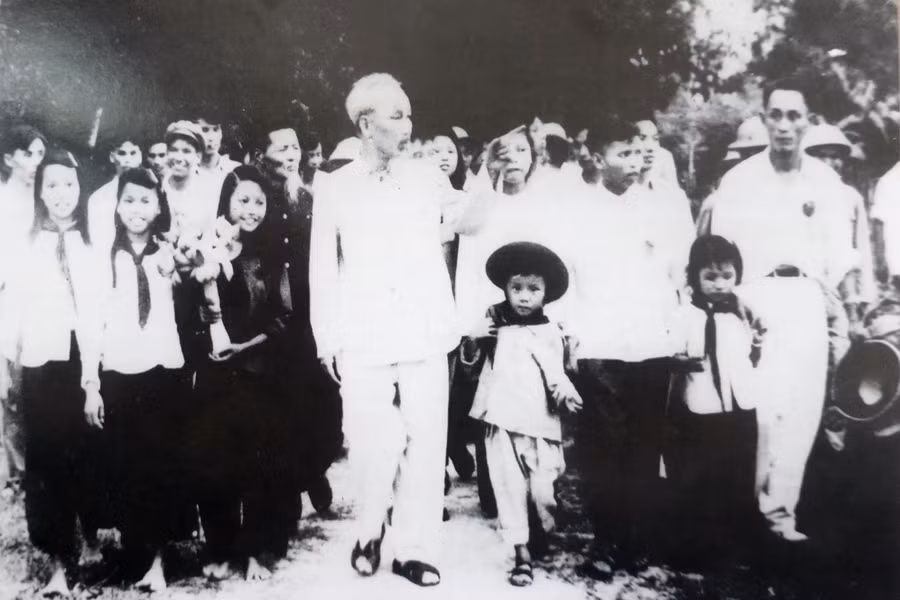 Bác Hồ với các cháu thiếu nhi Làng Sen Bác Hồ với các cháu thiếu nhi Làng Sen