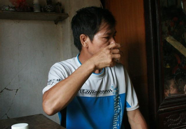 Nghe vợ kể lại chuyện cũ, đôi mắt ông Chấn đỏ hoe vội vàng cầm chén nước quay mặt đi (Ảnh: Xuân Hải) Nghe vợ kể lại chuyện cũ, đôi mắt ông Chấn đỏ hoe vội vàng cầm chén nước quay mặt đi (Ảnh: Xuân Hải)