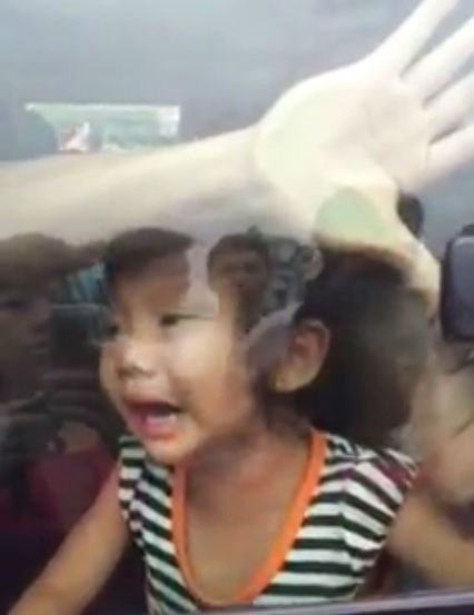 Cháu gái gào khóc sau khi hai chị em và bố bị nhóm thanh niên nhấc bổng lên xe ô tô tại phường Ngọc Thụy (Long Biên, Hà Nội).