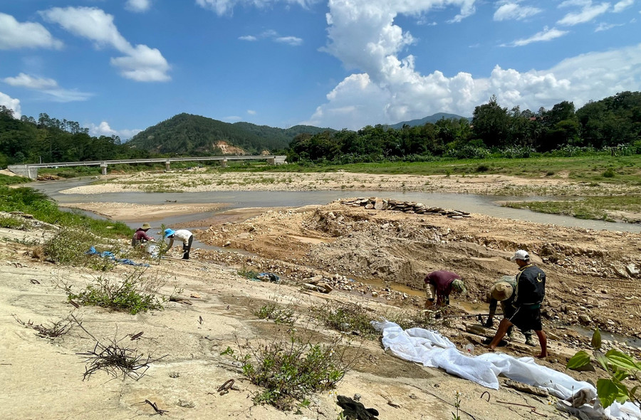 Chiều 2/6, công nhân đang khắc phục sự cố tại bờ kè nhưng công trình vẫn ngổn ngang.