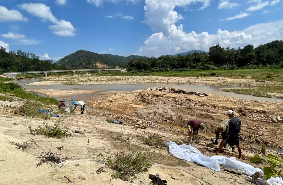 Chiều 2/6, công nhân đang khắc phục sự cố tại bờ kè nhưng công trình vẫn ngổn ngang.