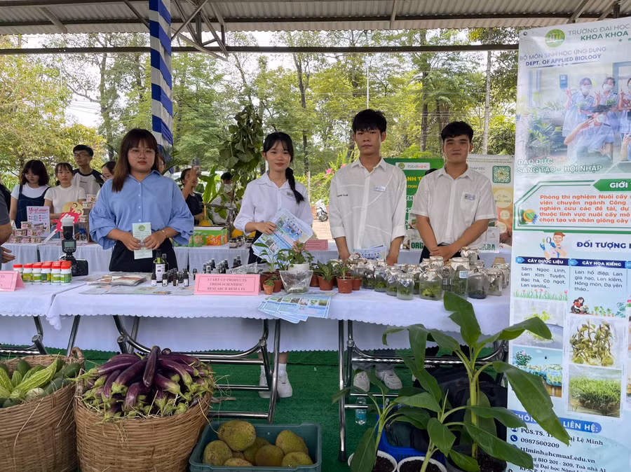 Sinh viên tham quan và trải nghiệm mô hình Vườn thực phẩm cộng đồng tại trường